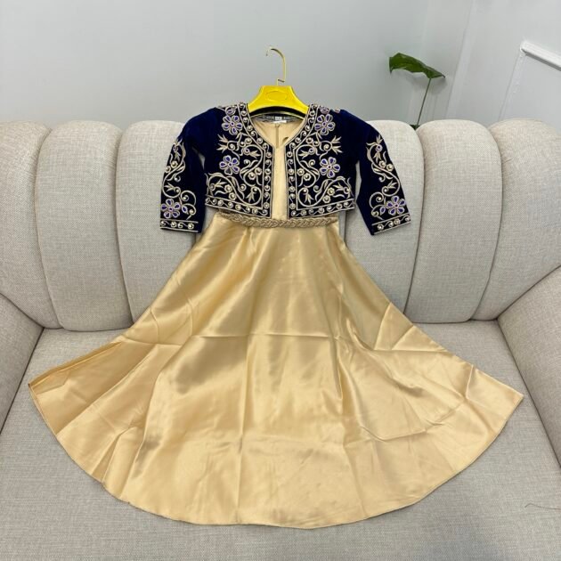 روب كراكو ساتان ايطالي شعرة حرة من عمر 4 حتى 7 كود 034